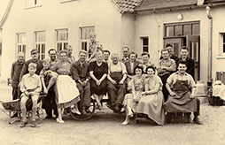 Die Belegschaft der Holzwarenfirma Anton Schimmer & Co. in den 50er Jahren.