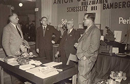 Ab 1951 nahm die Firma Anton Schimmer an der Messe teil, um Holzwaren „Made in Germany“ auf der Spielwarenmesse Nürnberg zu präsentieren.